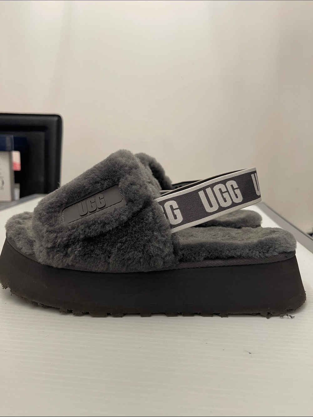 UGG WINTER DISCO SLIDES DARK GREY LOGO STRAP SANDAL WOMENS SIZE 8
